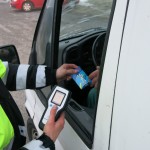 silniční kontrola s předáním testu na alkohol